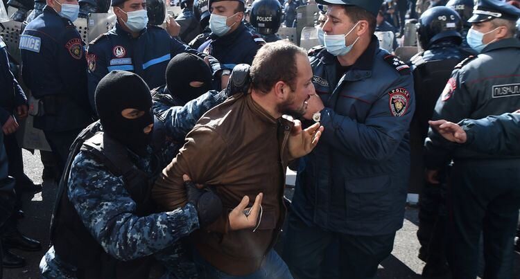 Специальные силы полиции Армении начали задерживать участников акции протеста