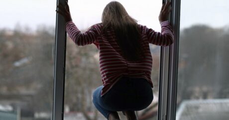В Баку мать с двумя детьми выбросилась из окна