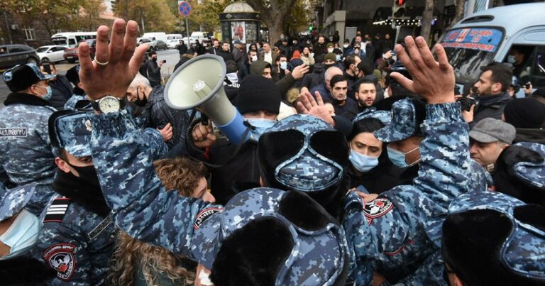 Протестующие пытаются войти в здание кабмина Армении