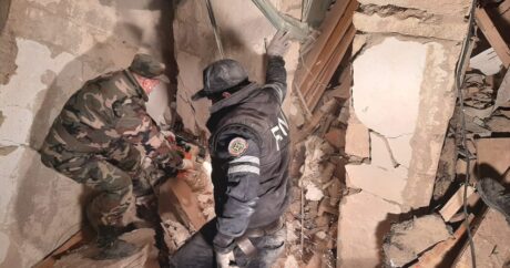В Хырдалане под завалами обрушившегося дома остался ребенок