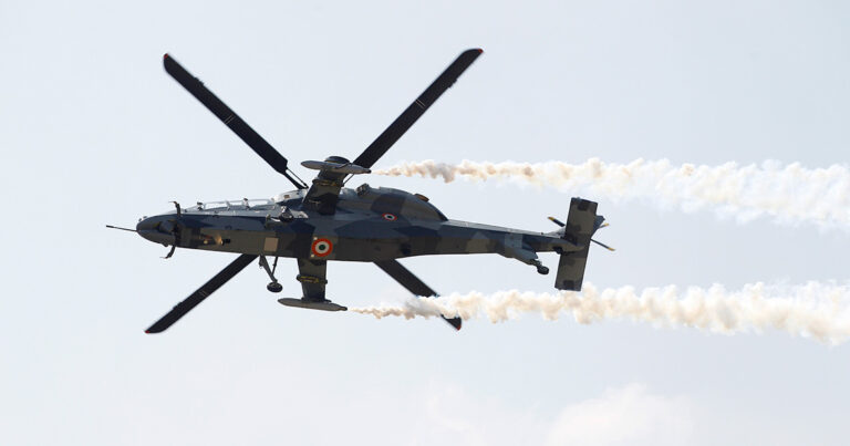 В Индии в результате крушения военного вертолета погиб пилот