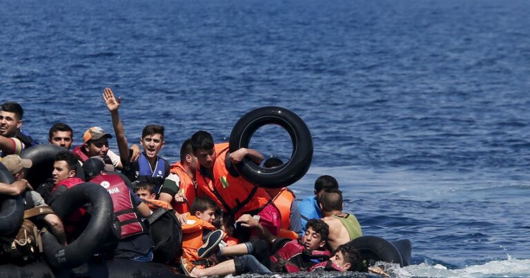 У берегов Турции спасены десятки мигрантов, выдворенные из вод Греции