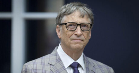 Биллу Гейтсу ввели первую дозу прививки от коронавируса