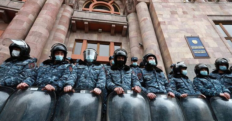 Полиция разогнала митинг у здания правительства Армении — Видео