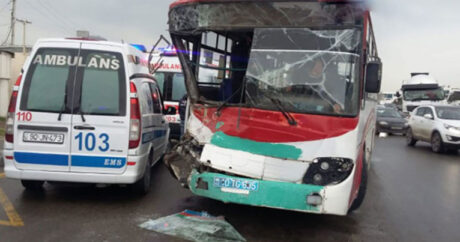 Бетономешалка въехала в пассажирский автобус: жуткая авария в Баку