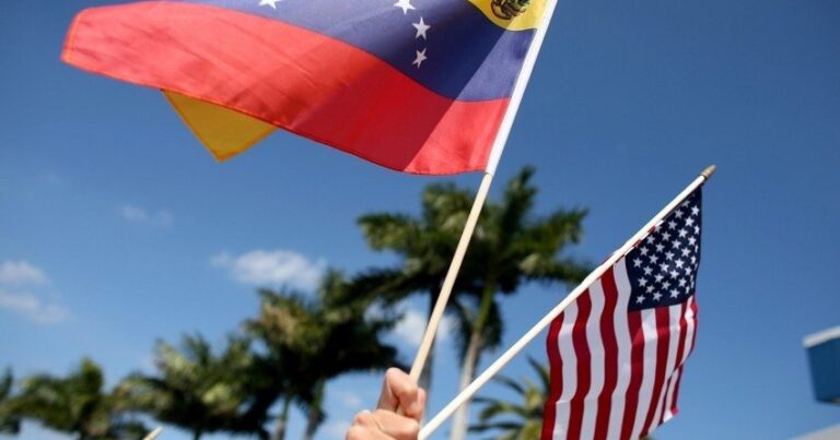 Минфин США разрешил финансовые операции с оппозицией Венесуэлы
