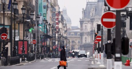 Во Франции отменили обязательное ношение масок на улице