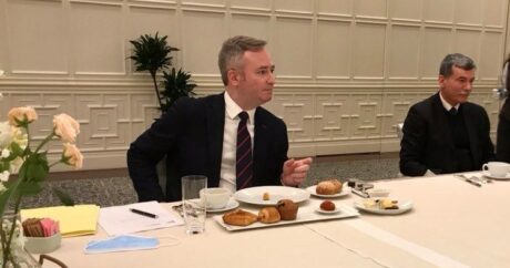 Госсекретарь министра Франции встретился в Баку с представителями бизнеса