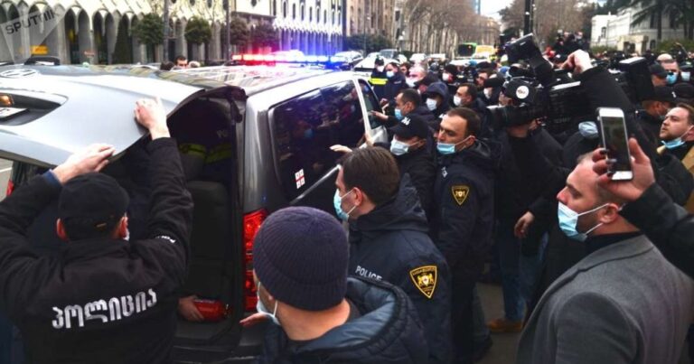 Столкновение между полицией и оппозиционерами в Тбилиси, есть задержанные