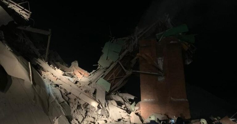 На российской фабрике произошло обрушение, есть погибший и пострадавшие