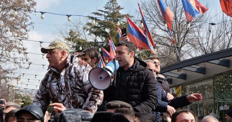 Сторонники оппозиции прибывают в палаточный лагерь в центре Еревана — ВИДЕО
