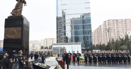 Президент Ильхам Алиев посетил памятник «Крик матери»