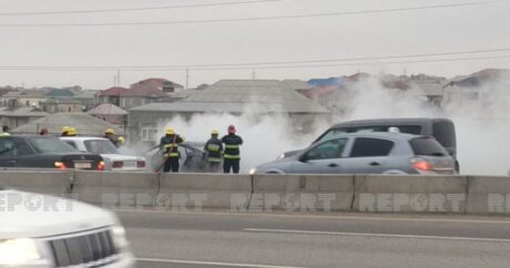 На трассе Баку-Губа загорелся автомобиль, водитель получил ожоги — ВИДЕО