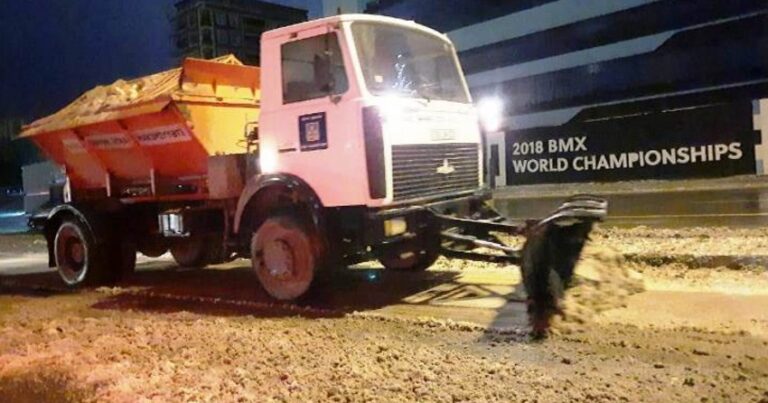 ИВ Баку: Всю ночь коммунальные службы убирали снег с дорог