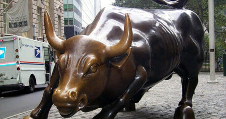 Скончался скульптор, создавший бронзового «Атакующего быка» — ФОТО