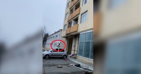 В Баку женщина выбросила из окна дома посуду и ювелирные украшения — ВИДЕО