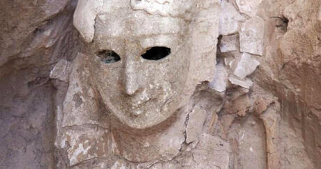 В Александрии обнаружили высеченные в скалах гробницы с мумиями