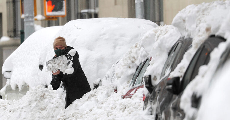 Американка выжила, проведя 5 дней в засыпанной снегом машине
