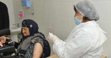 100-летняя жительница Азербайджана вакцинирована против коронавируса