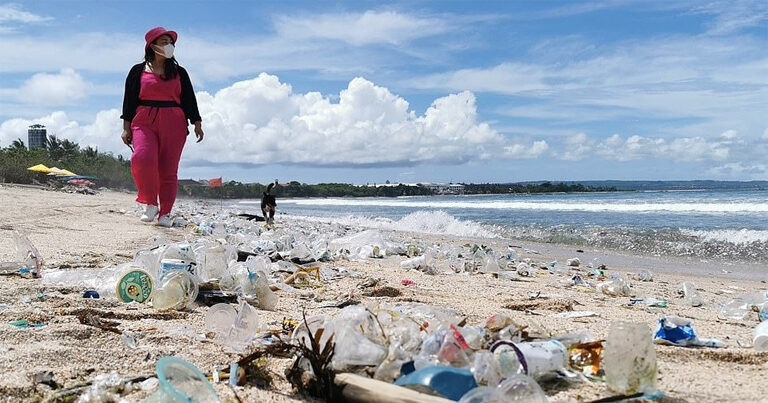 Популярные пляжи Бали превратились в мусорные свалки
