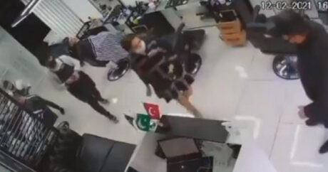 В Баку толкнувший женщину полицейский снят с должности — ВИДЕО