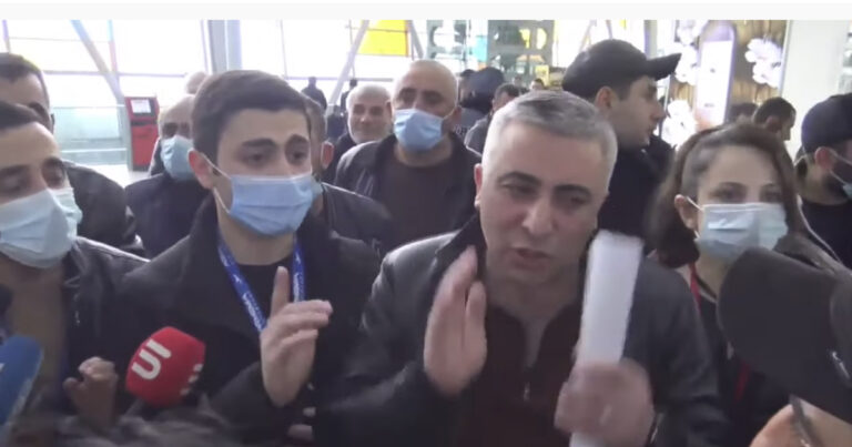 Давка в ираванском аэропорту: куда в спешке бегут армяне — Аналитический опрос + видео
