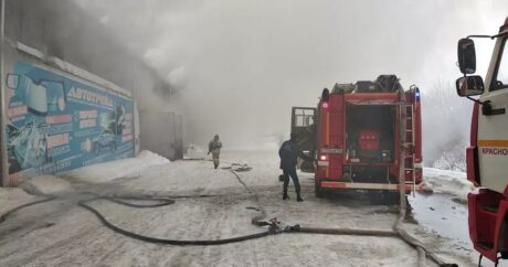 Трое пожарных пропали при тушении пожара на складе в России