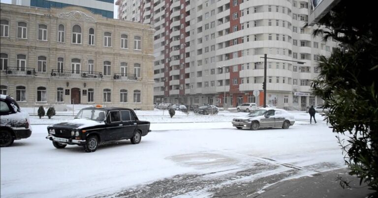 Завтра в Баку ожидается сильный снег, метель