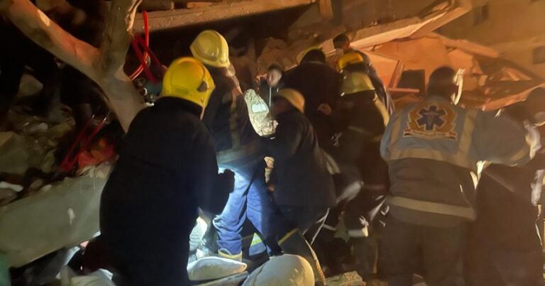 В Египте обрушился 10-этажный дом, есть погибшие и раненые