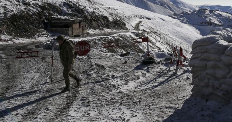 Служащим в Карабахе военным назначили надбавки к жалованью