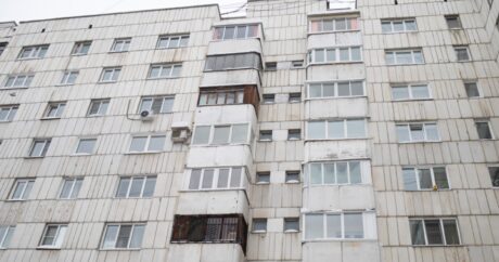 В Москве подросток выпал из окна 17-го этажа и выжил