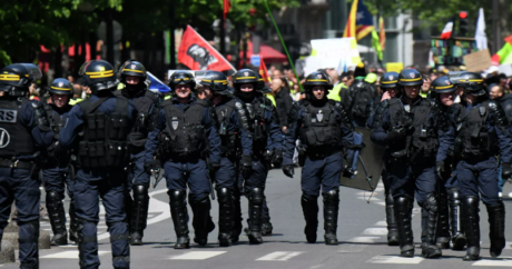 В Париже прошла акция против полицейского насилия и расизма