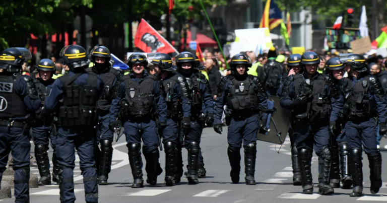В Париже прошла акция против полицейского насилия и расизма