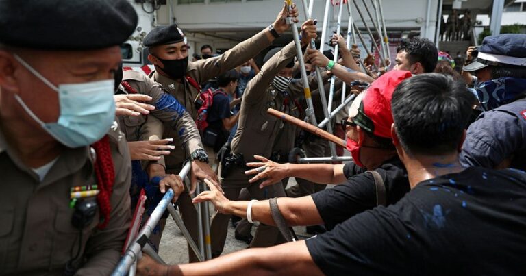 В Таиланде 33 человека пострадали в столкновениях у резиденции премьера