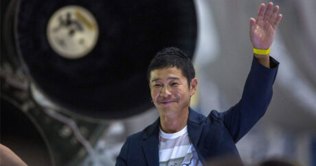 Японский миллиардер выберет восемь человек для полета с ним к Луне