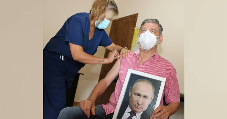 Мэр аргентинского города объяснил, почему прививался от коронавируса с портретом Путина