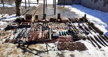 В Шуше обнаружен целый арсенал оружия и боеприпасов