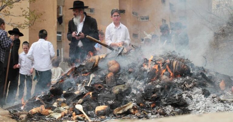 Почему в Израиле массово сжигают хлеб и макароны?