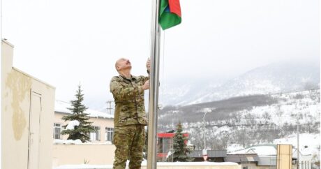 Президент Азербайджана водрузил флаг в Гадруте — Видео