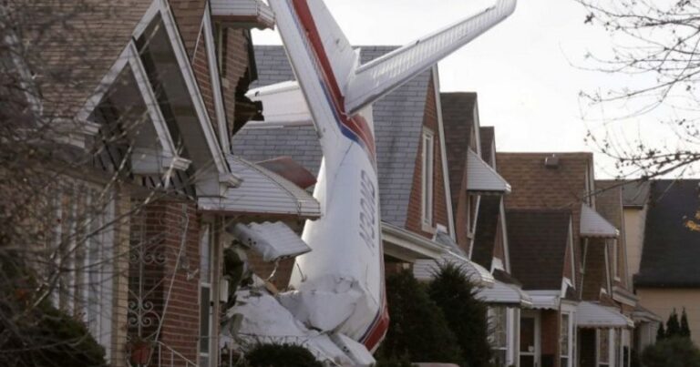 Самолет ВВС Боливии упал на жилой дом, есть погибшая