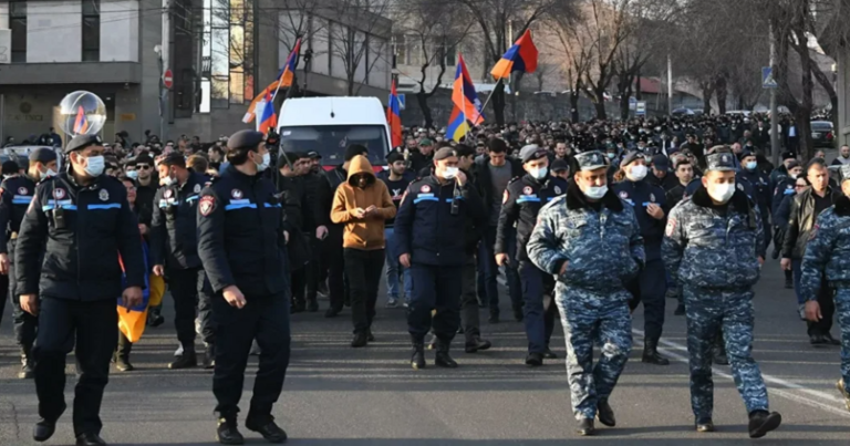 Армянская оппозиция продолжит блокаду парламента