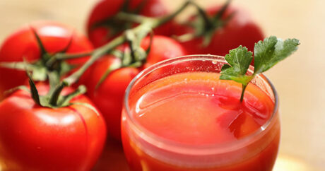 Ученые раскрыли влияние томатного сока на давление