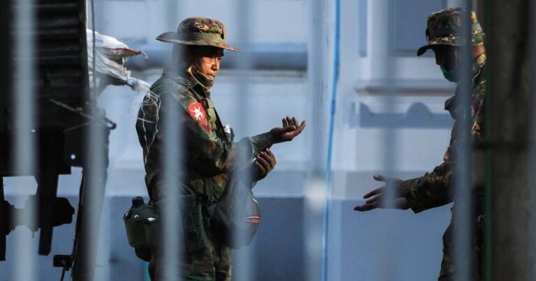 США приказал своим служащим покинуть Мьянму