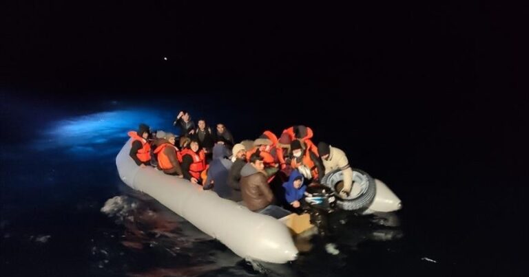 У берегов Турции спасены выдворенные из Греции беженцы