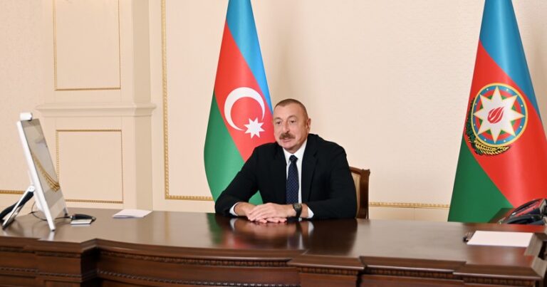 Ильхам Алиев встретился с главой Всемирного экономического форума в формате видеоконференции