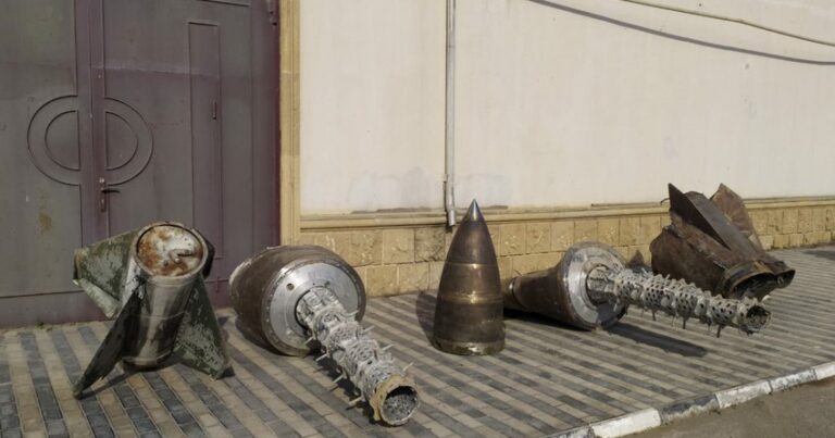 Обломки выпущенного армянами «Искандера-М» в Парке военных трофеев в Баку