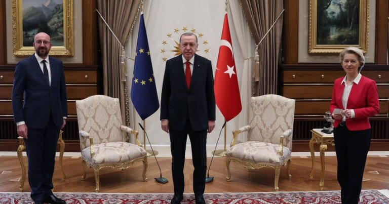 Главе Еврокомиссии не досталось места во время встречи с Эрдоганом — Видео