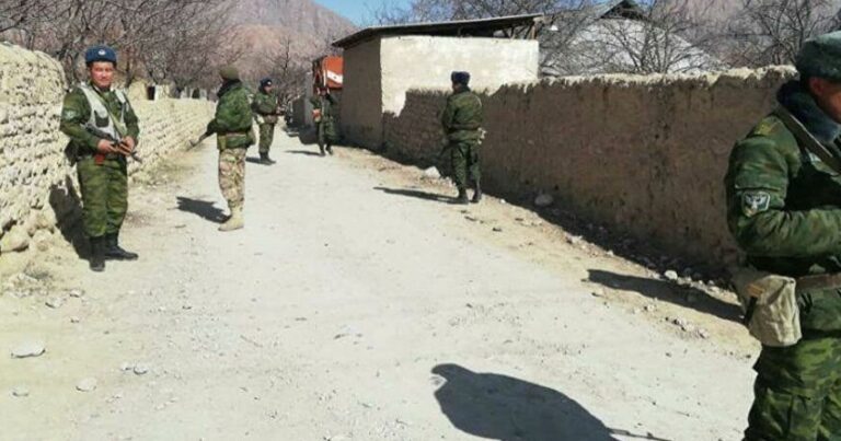 На границе Таджикистана и Кыргызстана произошла стрельба, двое ранены