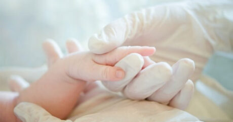 Женщина родила двухголовую дочь с тремя руками — Фото