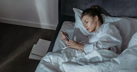 Физик объяснил, опасно ли спать рядом со смартфоном